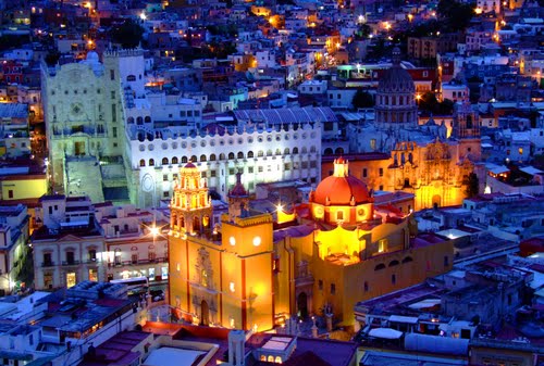 Hermosa Vista Nocturna de la Basílica de Guanajuato y La Universidad en Guanajuato Capital, México