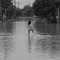 Jugando en una calle inundada